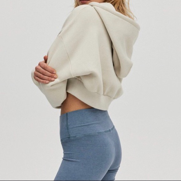 Taupe cropped hoodie from aritzia - Picture 2 of 3